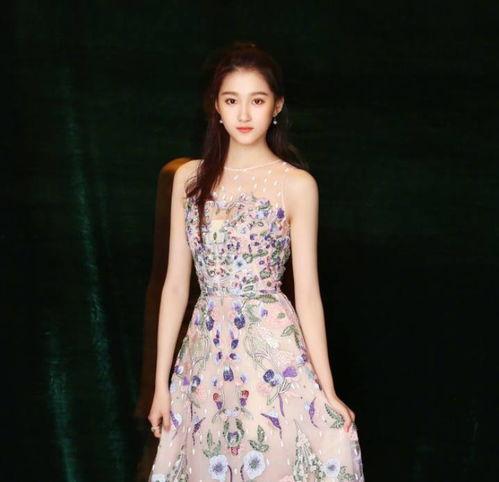吃瓜娱乐圈关晓彤,娱乐圈的“瓜中女王”，揭秘她的八卦人生