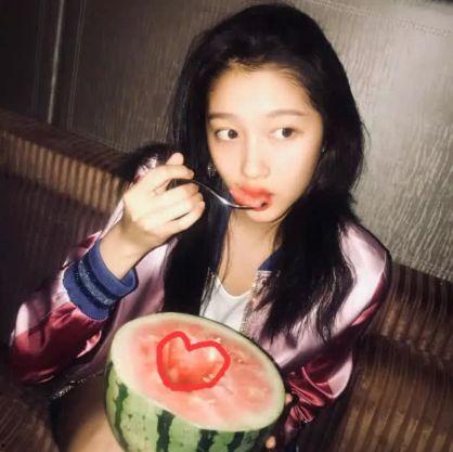 吃瓜娱乐圈关晓彤,娱乐圈的“瓜中女王”，揭秘她的八卦人生