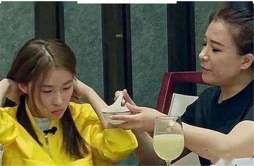 娱乐吃瓜酱不让父母喝水